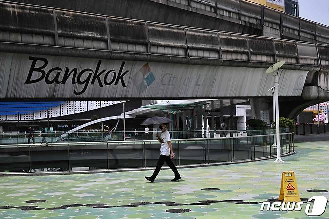태국이 40도를 웃도는 기록적인 폭염에 시달리고 있는 가운데 19일(현지시간) 방콕에서 한 시민이 양산을 쓰고 있다. 지난 15일 태국 서부 딱주의 기온은 역대 최고인 섭씨 45.4도를 기록했다. ⓒ AFP=뉴스1 ⓒ News1 박재하 기자