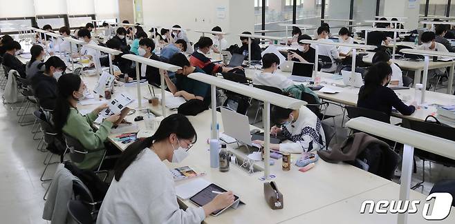 대전 충남대학교 도서관에서 학생들이 공부를 하고 있다. 2022.4.22/뉴스1 ⓒ News1 김기태 기자