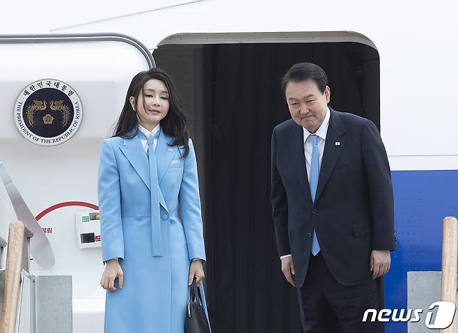 5박7일 일정으로 미국을 국빈 방문하는 윤석열 대통령과 김건희 여사가 24일 오후 경기 성남시 서울공항을 통해 출국하고 있다. 윤 대통령은 오는 26일 백악관에서 정상회담을 갖고 한미동맹의 경제·안보 발전 방향을 논의할 예정이다. 2023.4.24/뉴스1 ⓒ News1 신웅수 기자