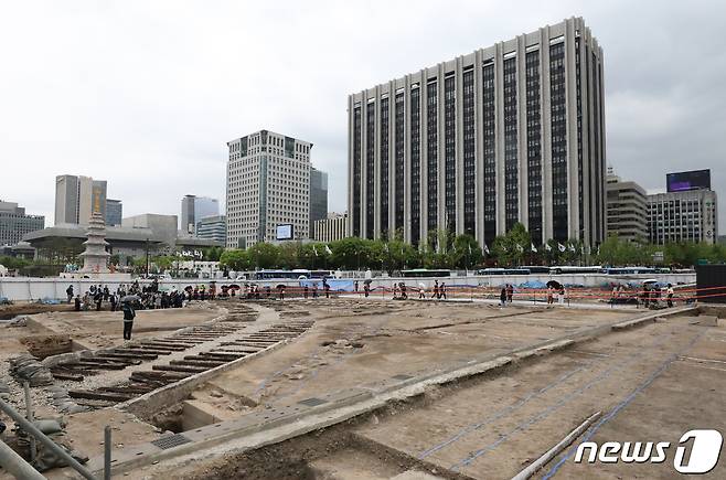 국립서울문화재연구원 관계자들이 25일 서울 종로구 경복궁 앞에서 광화문 월대의 복원정비를 위해 진행 중인 발굴조사의 성과와 향후 복원계획을 언론에 공개하고 있다. 2023.4.25/뉴스1 ⓒ News1 허경 기자