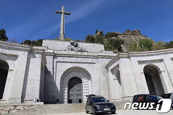 24일(현지시간) 스페인 파시스트 성향 팔랑헤당의 창시자 호세 안토니오 프리모 데 리베라의 유해가 안치됐었던 '전몰자의 계곡'의 모습. 스페인 정부가 과거사 청산의 일환으로 프리모 데 리베라의 유해를 이날 다른 장소로 이장했다. 2023.04.24/뉴스1 ⓒ 로이터=뉴스1 ⓒ News1 김민수 기자