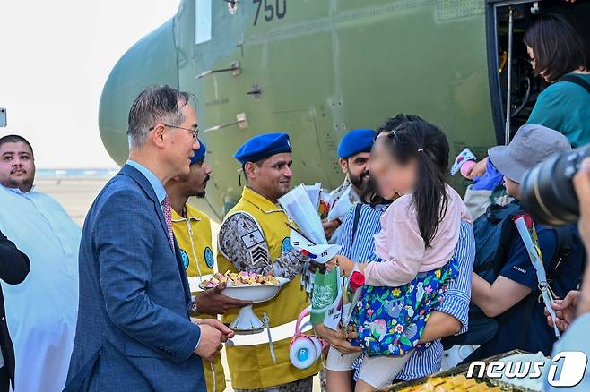 무력충돌이 벌어진 수단에서 체류 중이던 우리 교민들이 24일(현지시간) 공군 C-130J '슈퍼허큘리스' 수송기를 타고 사우디아라비아 제다 공항에 도착다. (국방부 제공) 2023.4.25/뉴스1