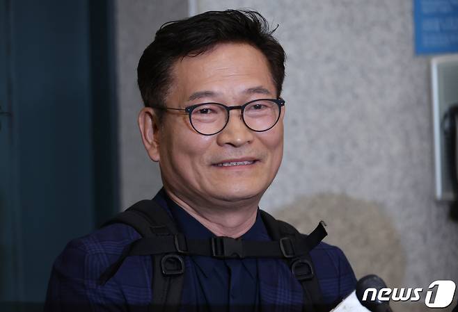 송영길 전 더불어민주당 대표가 24일 오후 인천국제공항을 통해 귀국해 취재진의 질문에 답하고 있다(공동취재) 2023.4.24/뉴스1 ⓒ News1 박정호 기자