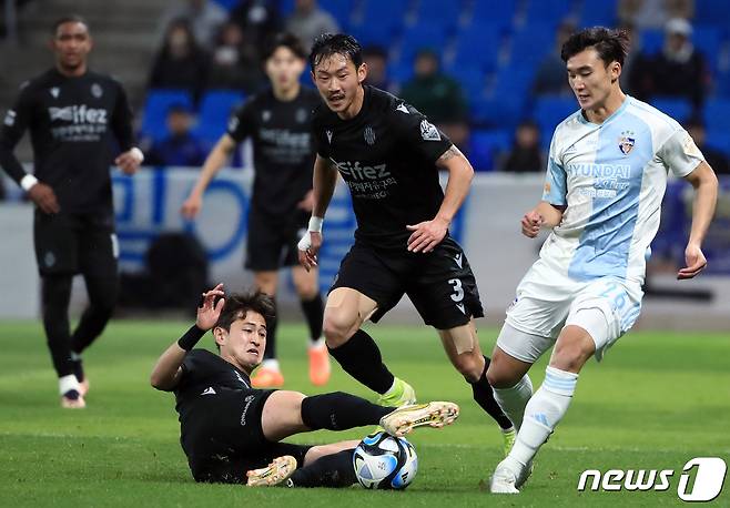 25일 오후 인천광역시 중구 도원동 인천축구전용경기장에서 열린 하나원큐 K리그1 9라운드 인천유나이티드와 울산현대의 경기에서 인천 문지환이 태클로 공을 뺏고 있다. 2023.4.25/뉴스1 ⓒ News1 박정호 기자