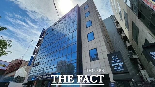 국내 도급순위 270위의 중소건설사 '장학건설'은 재계인사와 연예인들의 집을 짓는 건설사로 입지를 다지고 있다. 사진은 장학건설 본사가 있는 서울 한남동 남한빌딩. /권한일 기자