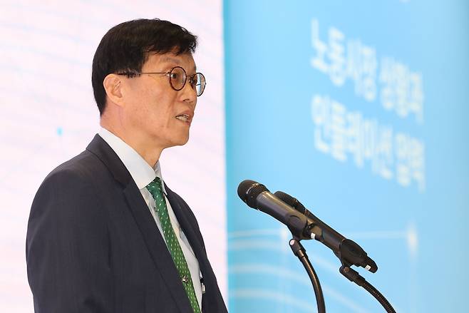 이창용 한국은행 총재가 25일 오전 서울 한국은행 통합별관에서 열린 2023년 한국은행 노동시장 세미나에서 환영사를 하고 있다. / 연합뉴스