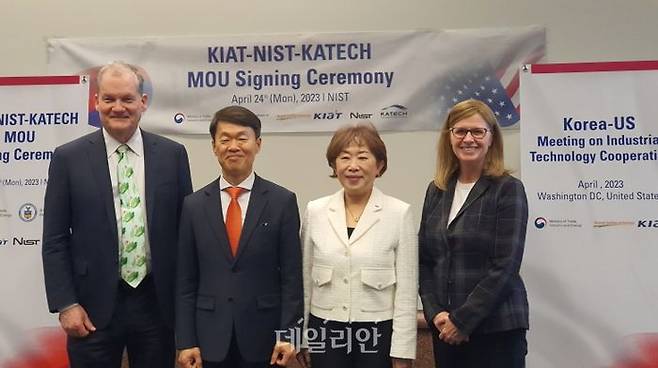 한국산업기술진흥원(KIAT)은 미국 국립표준기술연구소(NIST), 한국자동차연구원(KATECH)과 24일(현지시간) 미국에서 '미래차 분야 협력 촉진을 위한 업무협약'을 체결했다. 사진 왼쪽부터 NIST 찰스 로마인 부원장, 나승식 KATECH 원장, 민병주 KIAT 원장, 로리 로카시오 NIST 원장이다.ⓒKIAT