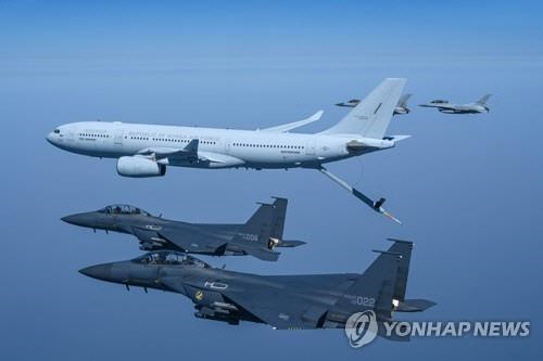 2023년 4월 23일 공군 다목적 공중급유수송기 KC-330 시그너스가 피급유기인 F-15K, KF-16 전투기 편대와 함께 공중급유임무 수행을 위해 대형을 유지하며 비행하고 있다. [공군 제공=연합뉴스]