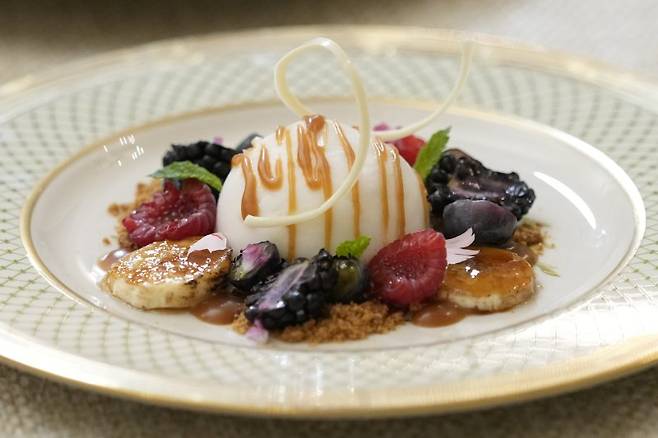 조 바이든 대통령 부부와 윤석열 대통령의 백악관 국빈만찬(26일)을 앞두고 24일(현지시간) 바나나, 베리, 레몬 아이스크림 등이 어우러진 디저트 등 만찬 음식들이 사전 공개되고 있다. /사진=뉴시스