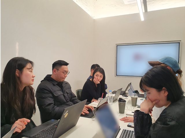 GFFG 마케팅팀과 PR팀 직원들이 앞으로 진행될 홍보 계획을 논의하고 있다. 손서영 인턴기자