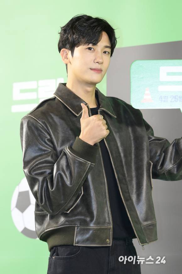 '엄지척 박서준' 배우 박형식이 24일 오후 서울 강남구 삼성동 메가박스 코엑스에서 열린 영화 '드림'(감독 이병헌) VIP 시사회에 참석하고 있다. [사진=정소희 기자]