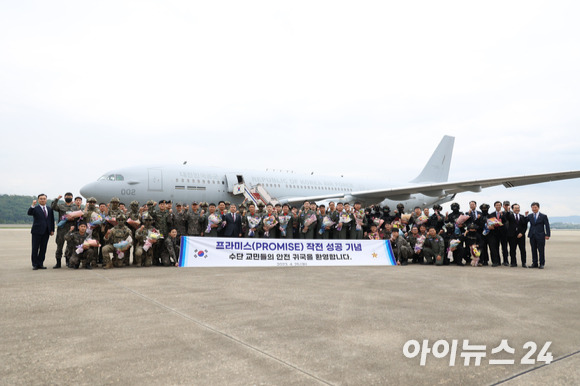 이종섭 국방부 장관이 25일 경기도 성남시 서울공항에서 북아프리카 수단의 군벌간 무력 충돌 사태로 고립된 우리 교민 26명 탈출 작전을 성공한 군인들과 기념촬영하고 있다. [사진=사진공동취재단 ]