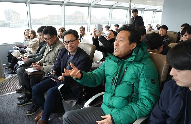 지난달 런던을 방문해 템즈강에서 리버버스를 탑숭한 오세훈 서울시장. 연합뉴스