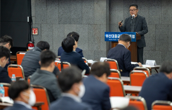 25일 부산진구 부산상공회의소에서 ‘부산대중교통미래포럼 제2회 정기총회 및 제5차 정기포럼’이 열려 이원규 부산연구원 선임연구위원이 “부산시 친환경 대중교통 도입 활성화 방안”에 대해 주제발표를 하고 있다. 이원준 기자windstorm@kookje.co.kr