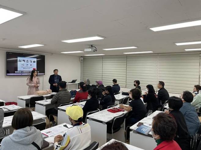 김영희 센터장이 '재난안전보안관'들을 대상으로 센터에서 안전지킴이 과정을 교육하고 있다