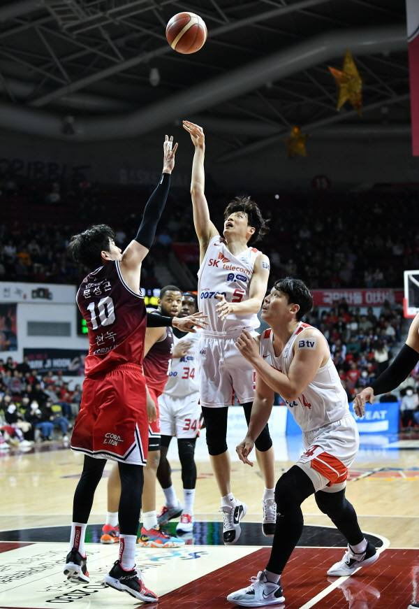 플로터를 시도하는 서울 SK의 김선형.   한국농구연맹(KBL)