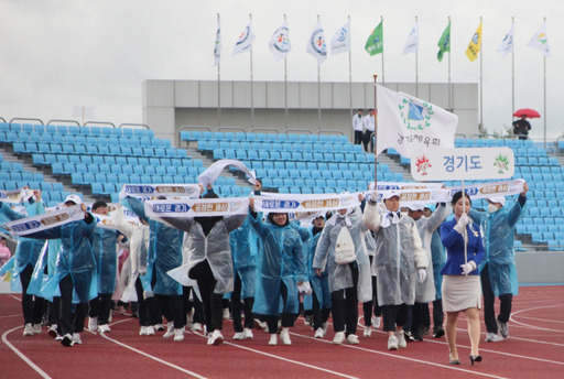 2023 전국생활체육대축전이 오는 27일부터 4일간 경상북도에서 열린다. 사진은 지난 2019년 대회에서 경기도선수단이 입장하는 모습.경기일보 DB