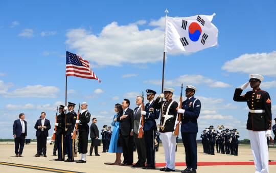 미국을 국빈 방문하는 윤석열 대통령과 김건희 여사가 24일 오후(현지시간) 미국 워싱턴DC 인근 앤드루스 공군기지에 도착, 의장행사에 참석하고 있다. 연합뉴스(공동취재)