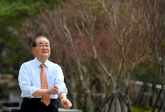 이종찬 우당교육문화재단 이사장이 25일 서울 서대문구 현저동 대한민국임시정부기념관 의정원홀에서 제23대 광복회장 출마 의사를 밝혔다. 이 이사장은 “광복회 58년 역사, 이제는 손 볼 때가 됐다”며 팔을 걷어 부첬다. 윤성호 기자