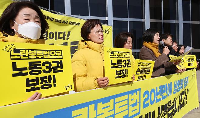 정의당 이정미 대표가 21일 오전 서울 여의도 국회 본관 앞 농성장에서 열린 노란봉투법 환노위 통과 기자회견에서 발언하고 있다. 연합뉴스