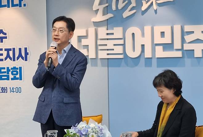 김경수 전 경남도지사가 25일 오후 경남 창원시 더불어민주당 경남도당에서 열린 당원 간담회에서 발언하고 있다. 김 전 지사는 이 자리에서 오는 5월 중순 출국해 영국에서 1년간 유학할 계획이라고 밝혔다.[연합]