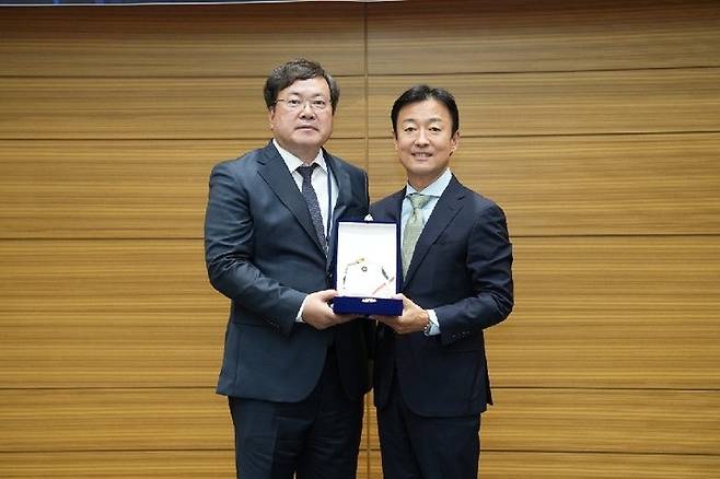 (왼쪽부터)한국정보보호학회 원유재 회장과 베스핀글로벌 장인수 한국 총괄 대표가 기념촬영 하고 있다(사진=베스핀글로벌 제공) *재판매 및 DB 금지