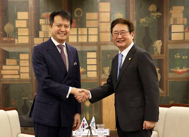 [서울=뉴시스]박보균 문체부 장관과 다렌 탕 세계지식재산기구 사무총장이 지난 2월9일 서울 국립중앙박물관에서 만나 IP(지식재산) 성장을 위한 협력 확대를 논의했다. (사진=문화체육관광부 제공) 2023.02.09. photo@newsis.com *재판매 및 DB 금지