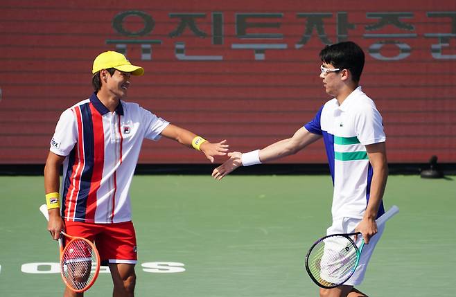 [서울=뉴시스] 조수정 기자 = 정현, 권순우가 1일 서울 송파구 올림픽공원 센터코트에서 열린 ATP 250 유진투자증권 코리아오픈 테니스대회 복식 준결승 니콜라스 바리엔토스(콜롬비아), 미겔 앙겔 레예스 바렐라(멕시코)와 경기하던 중 하이파이브 하고 있다. 결과는 세트스코어 0-2로 결승 진출 실패. (사진=유진투자증권 코리아오픈 대회 조직위원회 제공) 2022.10.01. photo@newsis.com *재판매 및 DB 금지