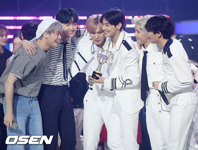 [OSEN=고양, 민경훈 기자]쇼 챔피언 1위를 차지한 아스트로 멤버들이 기뻐하고 있다./ rumi@osen.co.kr