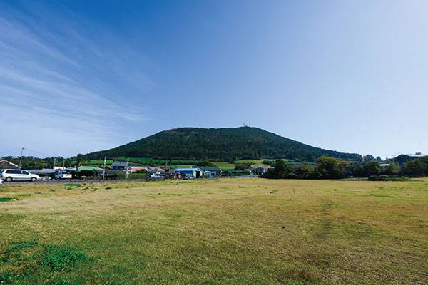 금악리에서 본 금오름. 완만한 사다리꼴을 하고 있다.