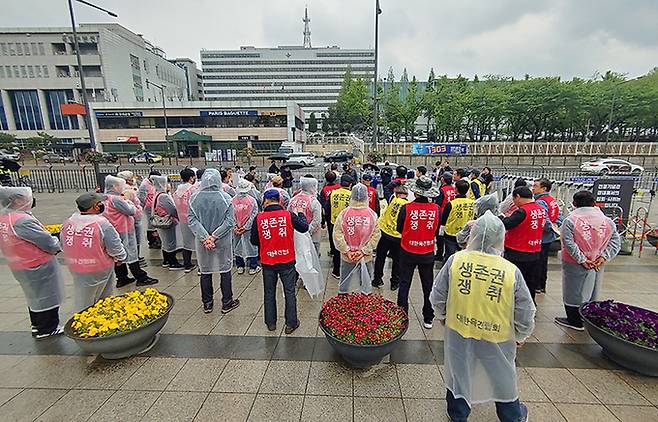 대한육견협회가 25일 서울 용산구 대통령실 앞에서 기자회견을 열고 윤석열 대통령 부인 김건희 여사를 규탄하고 있다. 육견협회는 이날 자연인인 김건희 여사가 개식용을 금지하겠다고 하는 것은 정치 활동이며 월권 및 위헌이라고 주장하며 김 여사의 ’임기 내 개고기 종식 노력’ 발언을 규탄했다.