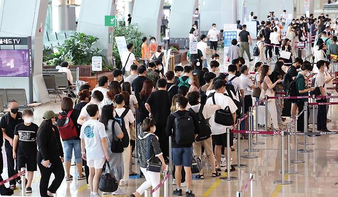 서울 강서구 김포국제공항 국내선 청사가 막바지 휴가를 즐기려는 인파로 붐비고 있다. ⓒ 연합뉴스