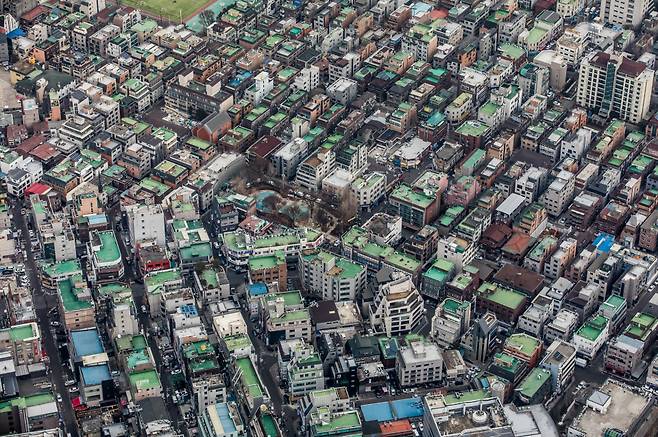 서울 화곡동 빌라왕 사건이나 인천 미추홀구 건축왕 사건 등 조직적 전세 사기 사건에 일부 공인중개사가 가담한 정황이 드러나 수사를 받고 있다. 사진은 서울 송파구 다세대·연립(빌라) 일대 ⓒ 시사저널 최준필