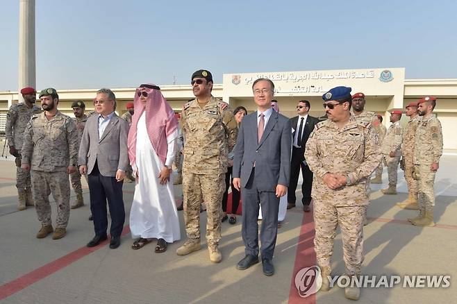 수단 교민 기다리는 외교부 관계자와 사우디군 (제다 AFP=연합뉴스) 24일(현지시간) 사우디아라비아 제다 공항에서 외교부 직원 등이 북아프리카 수단에서 군벌 간 무력 충돌 사태로 고립됐던 교민들이 탄 군용기를 기다리고 있다. 2023.4.25 photo@yna.co.kr