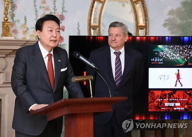 넷플릭스 투자 유치 발표하는 윤 대통령 (워싱턴=연합뉴스) 진성철 기자 = 미국을 국빈 방문한 윤석열 대통령이 24일(현지시간) 워싱턴DC 백악관 영빈관 접견장에서 열린 글로벌기업 최고 경영진 접견에서 테드 서랜도스 넷플릭스 공동 최고경영자와 함께 넷플릭스의 한국 콘텐츠 투자에 대해 발표하고 있다. 2023.4.25 zjin@yna.co.kr