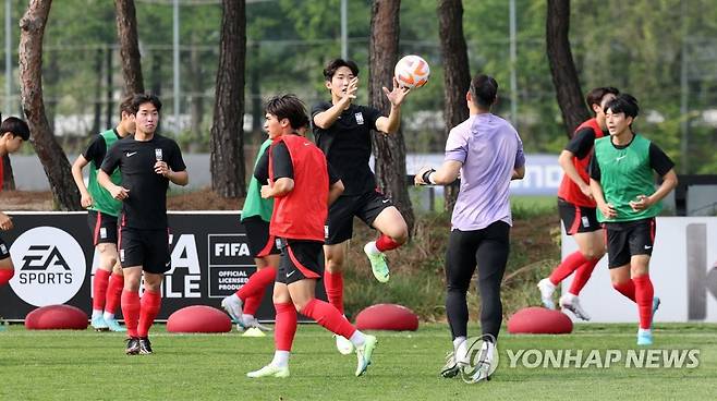 U-20 월드컵 앞두고 훈련하는 축구대표팀 (파주=연합뉴스) 김인철 기자 = U-20(20세 이하) 축구대표팀이 지난 24일 오후 경기도 파주 축구국가대표트레이닝센터(NFC)에서 2023 국제축구연맹(FIFA) 아르헨티나 U-20 월드컵을 앞두고 훈련을 하고 있다. 2023.4.24 yatoya@yna.co.kr