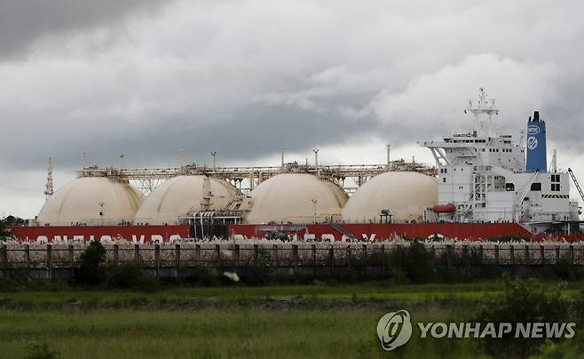 지난달에 철수한 홍콩 전력회사 브이파워 LNG 유조선의 양곤항 정박 사진 [EPA 연합뉴스 자료 사진. 재판매 및 DB 금지]