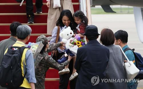 수단 탈출 교민 서울공항 무사히 도착      (성남=연합뉴스) 군벌 간 무력 충돌로 고립됐다가 우리 정부의 '프라미스(Promise·약속)' 작전을 
통해 철수한 수단 교민들이 25일 경기 성남시 서울공항에 도착하고 있다. 2023.4.25 [사진공동취재단] 
    photo@yna.co.kr