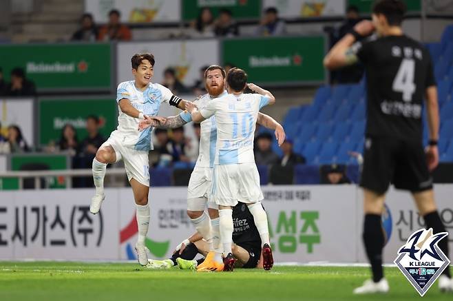 울산 현대 마틴 아담(가운데)가 득점을 하고 동료들과 기쁨을 나누고 있다. [한국프로축구연맹 제공]