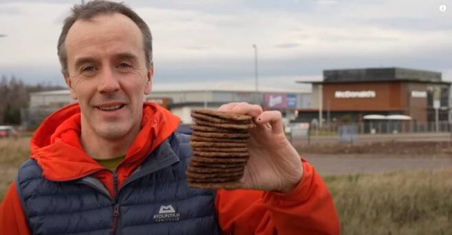 스코틀랜드의 유명 암벽등반가 데이브 매클라우드가 맥도날드 패티 다이어트 중인 모습. [사진=유튜브/Dave Mccloud]