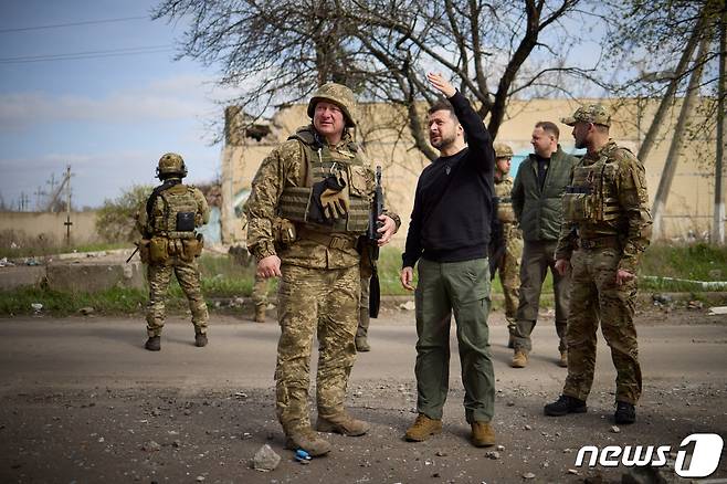 볼로디미르 젤렌스키 우크라이나 대통령이 지난 18일(현지시간) 도네츠크주 아우디우카 전선을 시찰하고 있다. 2023.04.18/뉴스1 ⓒ 로이터=뉴스1