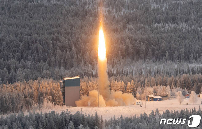 지난해 11월 스웨덴 북부 에스레인지 우주센터에서 준궤도 로켓이 발사된 모습이다. 2022.11.23. ⓒ AFP=뉴스1 ⓒ News1 김성식 기자