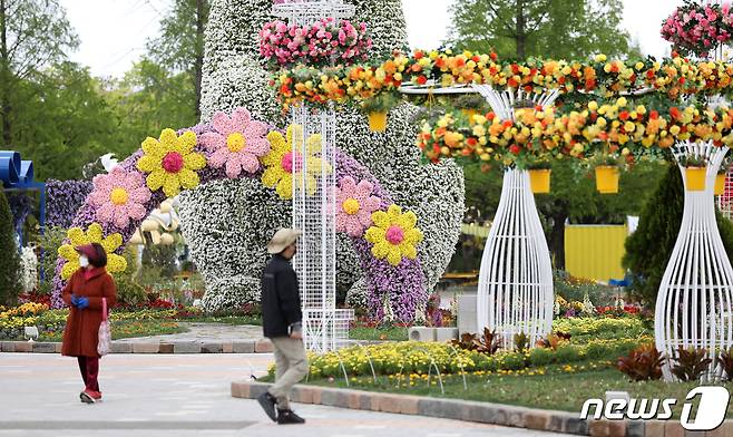 26일 경기도 고양시 일산호수공원에서 열린 2023 고양국제꽃박람회 프레스데이에서 꽃으로 만든 조형물 등이 전시돼 있다. 27일부터 오는 5월8일까지 일산호수공원에서 열리는 이번 박람회에는 해외 25개국이 참가한다. 2023.4.26/뉴스1 ⓒ News1 이승배 기자