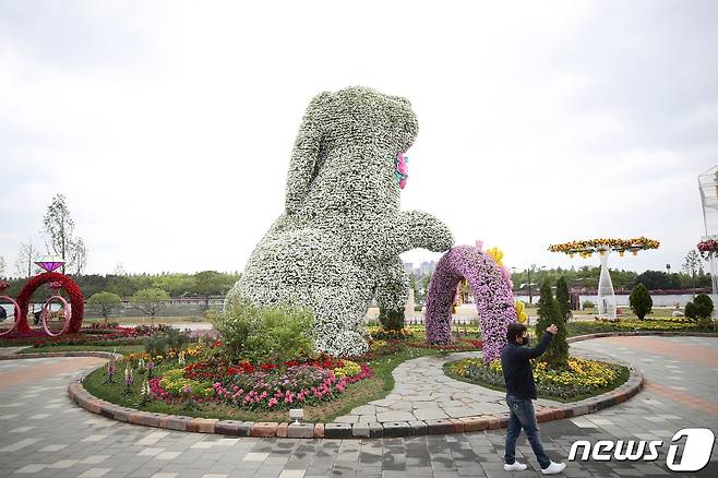 26일 경기도 고양시 일산호수공원에서 열린 2023 고양국제꽃박람회 프레스데이에서 꽃으로 만든 10m 토끼 조형물이 전시돼 있다. 27일부터 오는 5월8일까지 일산호수공원에서 열리는 이번 박람회에는 해외 25개국이 참가한다. 2023.4.26/뉴스1 ⓒ News1 이승배 기자