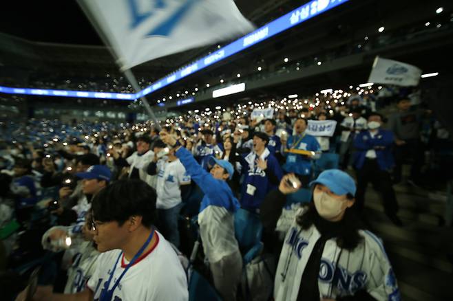 삼성팬들이 26일 대구삼성라이온즈파크에서 열린 2023 KBO리그 두산전을 응원하고 있다. 사진제공 | 삼성 라이온즈