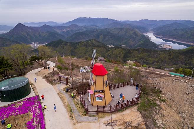 ◇군위군에 있는 풍차전망대 전경. 사진제공=지엔씨21