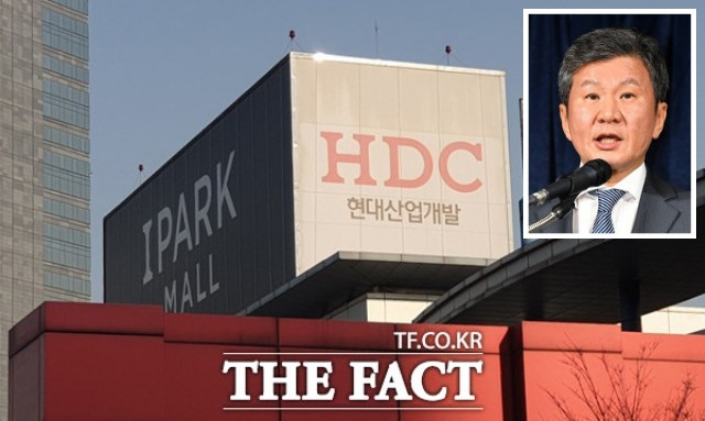 HDC현대산업개발 노사가 임금 인상안을 놓고 첨예하게 맞선 가운데 실제 결정권자로 여겨지는 정몽규 HDC그룹회장(작은사진)의 속내에 관심이 쏠린다. /더팩트DB