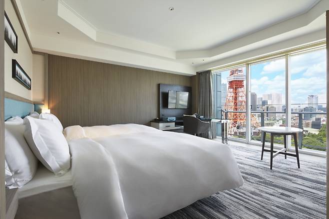 숙박 플랜 '체어링 앳 파크(Chairing at Park)'를 통해 진행된 예약은 도쿄타워 전망의 객실로 배정된다