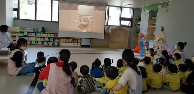 관내 어린이집을 방문해 구강건강교육을 진행하고 있는 기장군보건소.