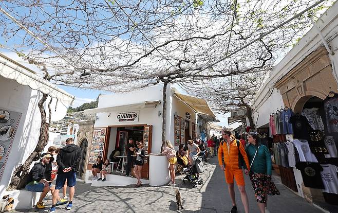 린도스 마을을 찾은 관광객들이 상점들을 둘러보고 있다. / 오종찬 기자